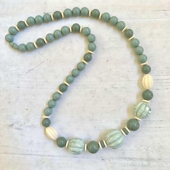 Avon vintage burst of spring green chunky beaded necklace - Picture 1 of 10